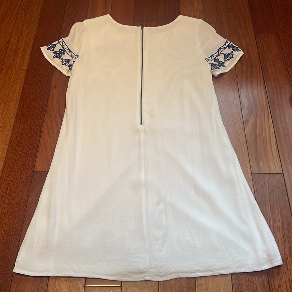 💙 Lulu’s Embroidered dress - Picture 5 of 11